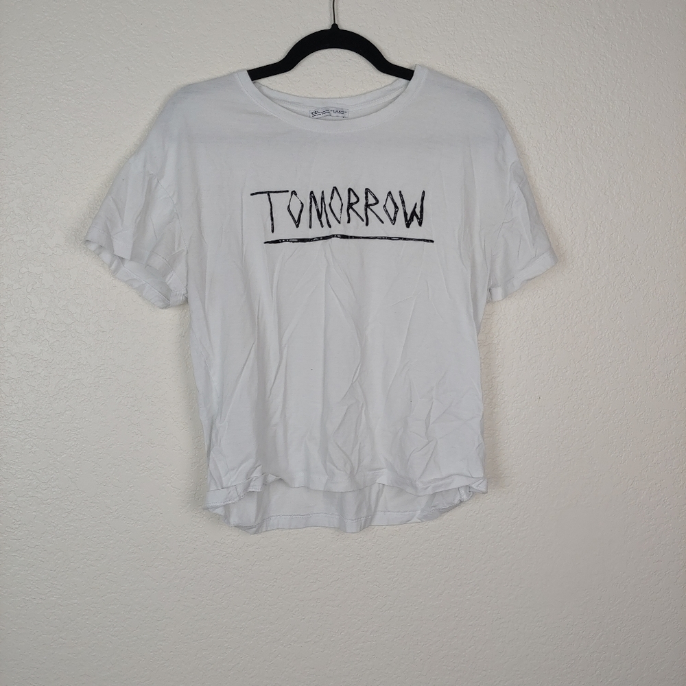 2/15 Zara White Tomorrow Graphic Tee Size Medium